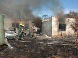 En el lugar localizaron que lo que se incendiaba en realidad era basura entre una serie de casas abandonadas. ESPECIAL