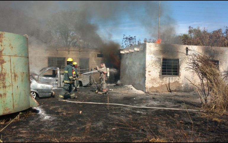 En el lugar localizaron que lo que se incendiaba en realidad era basura entre una serie de casas abandonadas. ESPECIAL