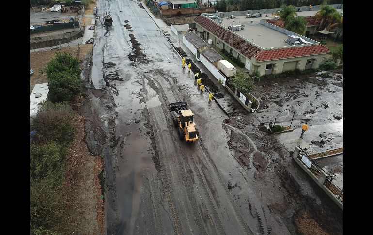 Bomberos retiran el lodo tras la intensa lluvia en Sun Valley, Estados Unidos. Los aludes se producen semanas después de los incendios forestales en la comunidad de California. EFE/ A. Gombert