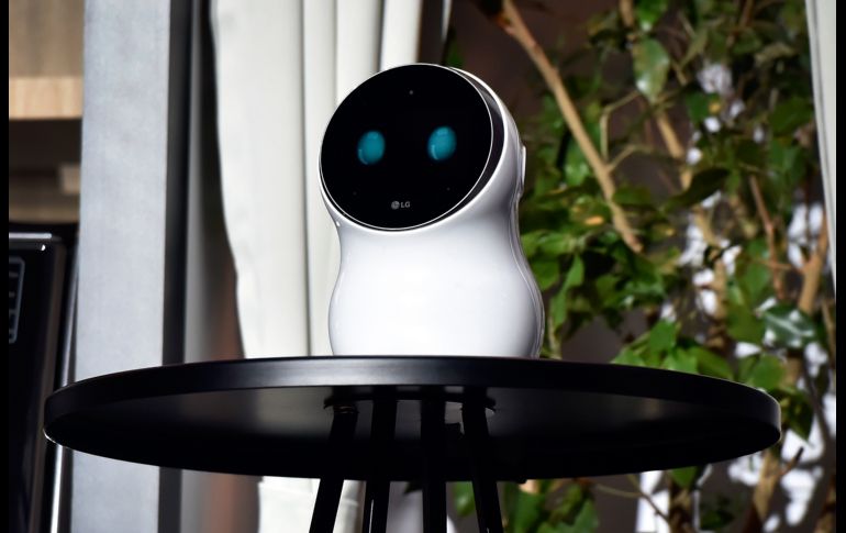 Otra de las innovaciones de LG son los robots, como el asistente digital CLOi, que permite operar mediante la voz los productos de LG. Aunque el robot falló durante la presentación.