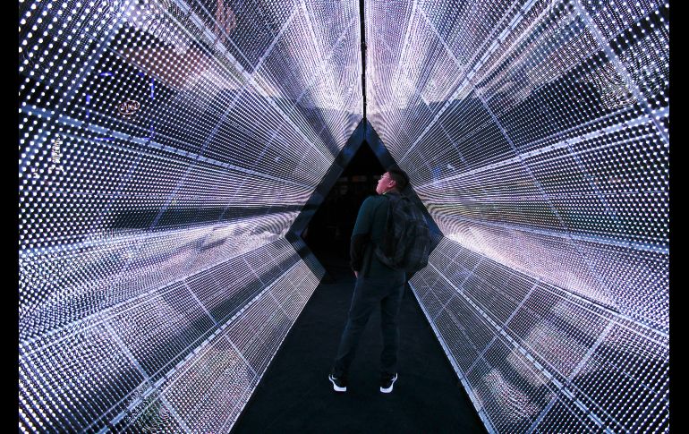 CES es el mayor evento internacional de electrónica para consumo personal. Aspecto del túnel 5G en el estand de Intel.