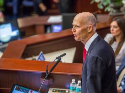 El gobernador Scott recordó que este año propuso en el presupuesto estatal mil 700 millones de dólares para protección del medioambiente. EFE / ESPECIAL