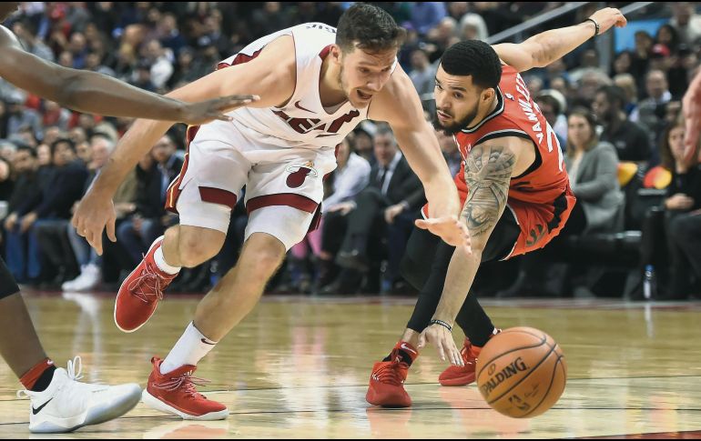 Líder. Goran Dragic (izq.) fue el mejor encestador del Heat, con 24 puntos ante Toronto. AP/N. Denette