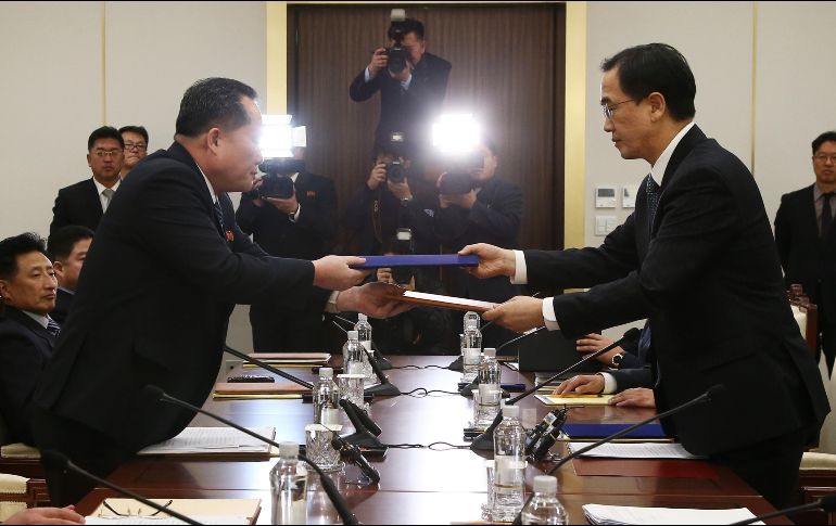 Encuentro en Panmunjom. El diálogo fue encabezado por Ri Song-won, del Norte, y Cho Myoung-hyon, del Sur. AP