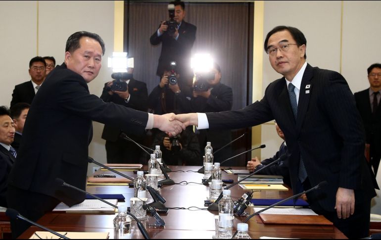 El jefe de la delegación norcoreana que dirige el comité para la Reunificación Pacífica de Corea, Ri Son-gwon (i), y su homólogo surcoreano, Cho Myoung-gyon (d), durante su reunión en Panmunjon. EFE/Koreal Pool