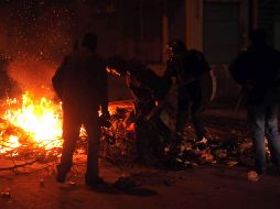 Unidades de antidisturbios y otras fuerzas policiales se desplegaron anoche en la capital y en diversos áreas del país. AFP/F. Belaid
