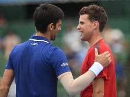 Novak Djokovic habla con el austríaco Dominic Thiem una vez finalizado el encuentro. EFE / J. Smith