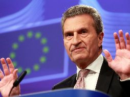 Günther Oëttinger, comisario de Presupuesto, indica el agujero se cubrirá un 50% con recortes en las partidas actuales. EFE / O. Hoslet