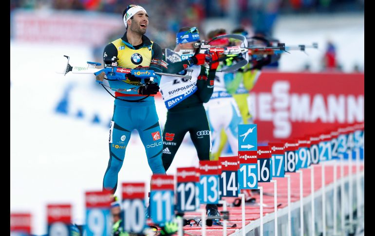 El francés Martin Fourcade (i) reacciona tras disparar en una prueba individual en la Copa Mundial de biatlón en Ruhpolding, Alemania.AP/M. Schrader