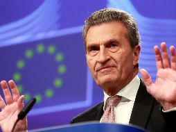 El comisario europeo de Presupuesto, Günther Oettinger, dijo que este impuesto podría ayudar con el vacío presupuestal que dejará la salida de Reino Unido. EFE/ O. HOSLET