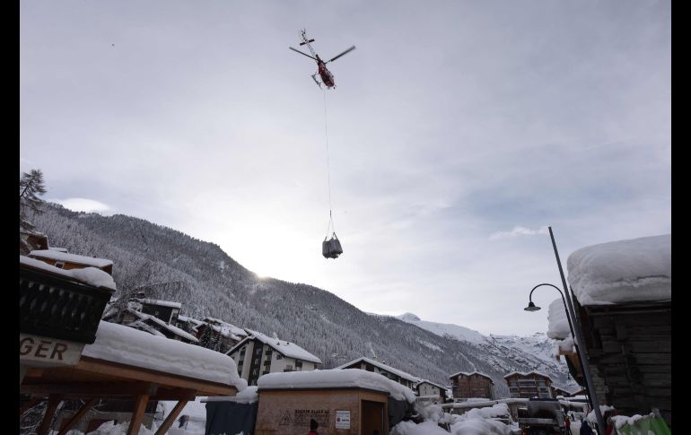 Un helicóptero trae ropa blanca limpia para los hoteles de Zermatt.