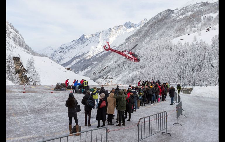 Turistas aguardan para ser evacuados. Para los no residentes la única vía de comunicación es en principio el tren o el helicóptero.