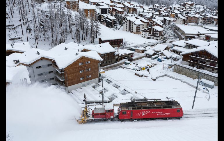 Una máquina remueve nieve de la vía del tren. Autoridades locales había informado de la reapertura del transporte ferroviario para esta mañana, pero no sucedió a raíz del descubrimiento de una importante cantidad de nieve en un túnel.