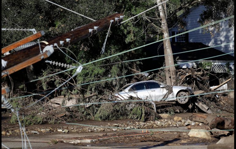 Un auto se ve entre escombros y líneas de electricidad en Montecito, en el estado de California, luego de lluvias y deslaves en la zona. AP/M. Sanchez