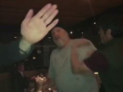 Un hombre se acercó a tomarse una fotografía junto a Weinstein y este se negó. ESPECIAL / www.tmz.com