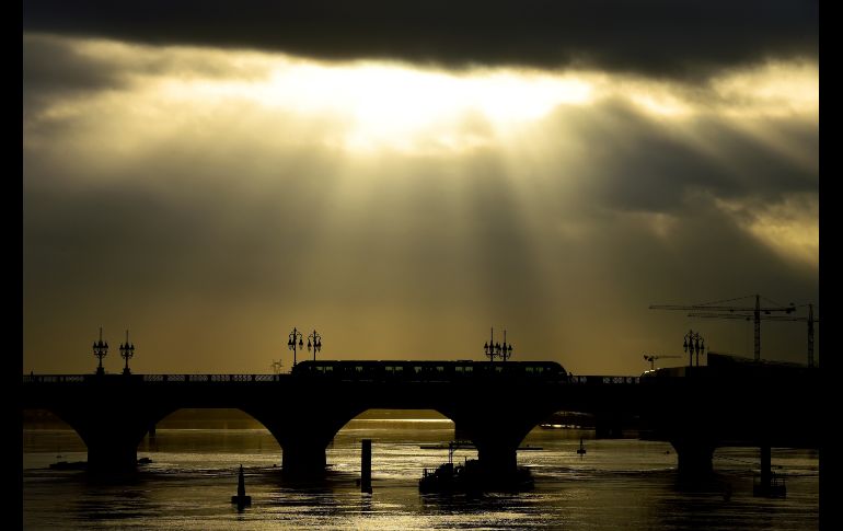 Un tranvía pasa por el puente de Pierre en Burdeos, al sur de Francia. AFP/N. Tucat