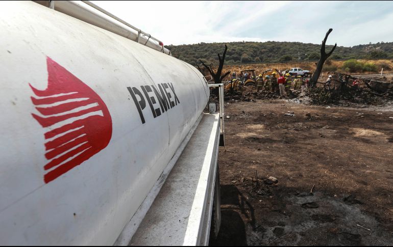 Elementos de bomberos, Protección Civil y personal de Pemex se trasladaron al lugar para realizar diques y evitar derramamiento de combustible. EL INFORMADOR / ARCHIVO