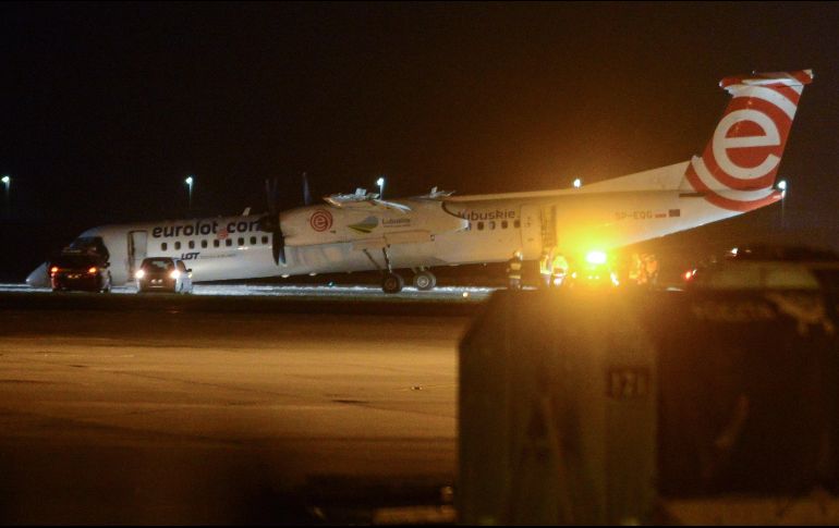 Los 59 pasajeros y cuatro tripulantes del aparato salieron sin necesidad de ayuda y estaban en condiciones. EFE / J. Kaminski