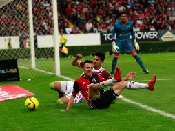 Ángelo Henríquez peleó el balón hasta la línea de fondo, pero no consiguió crear peligro. Esa fue la constante de los Zorros anoche contra el Veracruz. EL INFORMADOR/M. Vargas