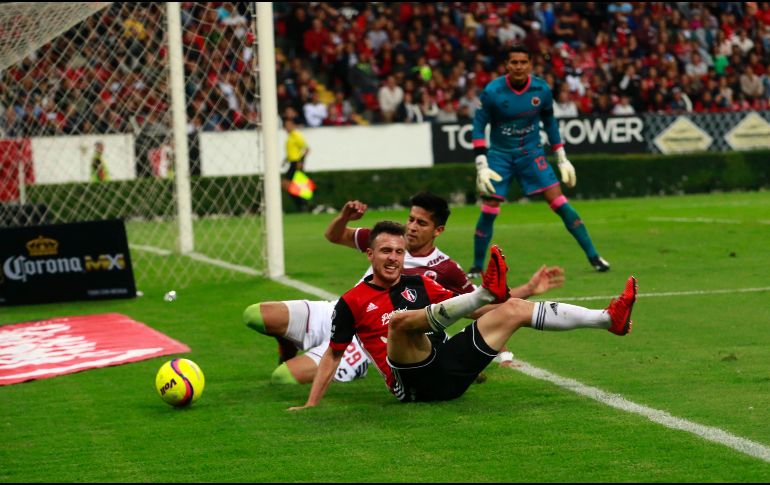 Ángelo Henríquez peleó el balón hasta la línea de fondo, pero no consiguió crear peligro. Esa fue la constante de los Zorros anoche contra el Veracruz. EL INFORMADOR/M. Vargas