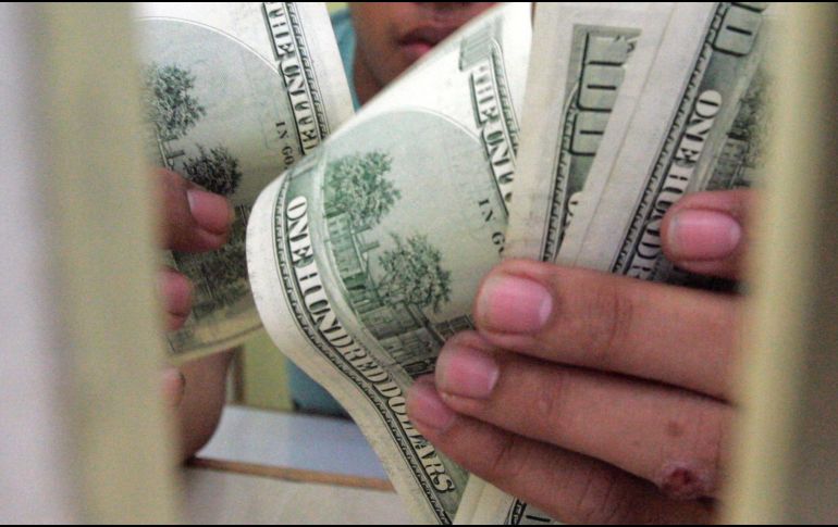 La moneda mexicana se sube a la ‘montaña rusa’ en una sesión de elevada volatilidad. AP/Archivo