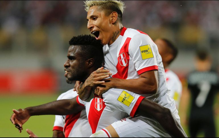 Christian Ramos (i) celebra con Raúl Ruidíaz (d) la clasificación de la Selección peruana a Rusia 2018. AP/ARCHIVO
