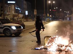 Menos intensos, pero más numerosos que en los dos días precedentes, los disturbios se extendieron a otras zonas de la capital. AFP/F. Belaid