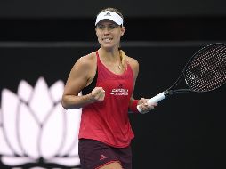 Kerber se medirá por un puesto en la final con la italiana Camila Giorgi, verdugo de la polaca Agnieszka Radwanska. EFE / D. Himbrechts