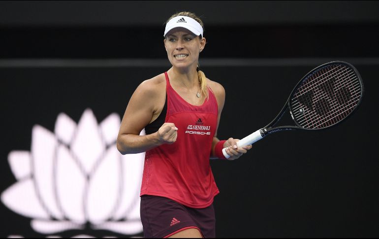 Kerber se medirá por un puesto en la final con la italiana Camila Giorgi, verdugo de la polaca Agnieszka Radwanska. EFE / D. Himbrechts