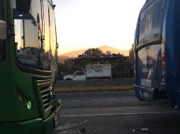 El incidente ocurre cuando el autobús del transporte público se impactó contra la parte trasera de uno de transporte de personal. ESPECIAL