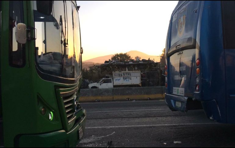 El incidente ocurre cuando el autobús del transporte público se impactó contra la parte trasera de uno de transporte de personal. ESPECIAL