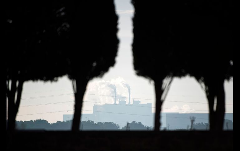 Humo sale de chimeneas de una fábrica en Fos-Sur-Mer, Francia. AFP/B. Langlois