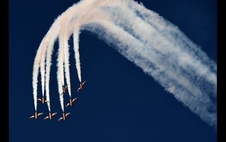 El equipo acrobático nacional de Emiratos Árabes Unidos se presenta en la Exhibición Saudí de Aviación en el aeropuerto Thumamah. AFP/F. Nureldine