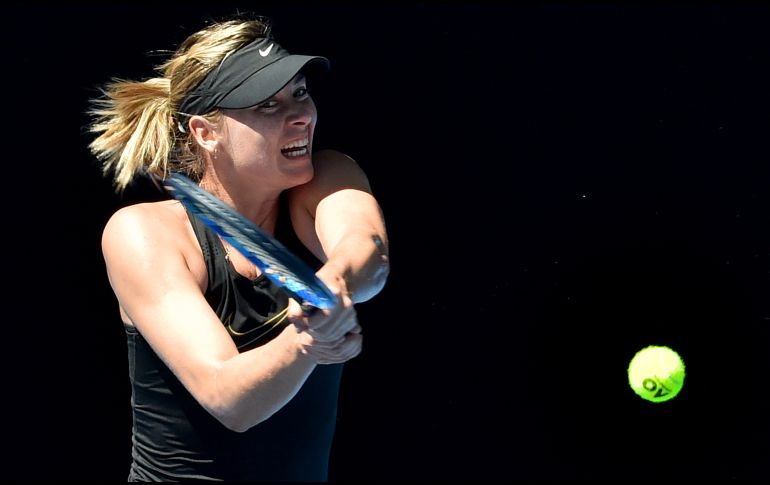 La tenista rusa María Sharapova en una sesión de entrenamiento preva a su participación en el Abierto de Austrialia, en Melbourne. AFP/P. Crock