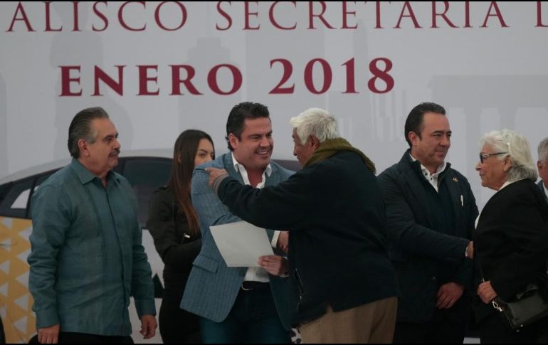 El gobernador hizo el anuncio durante la entrega de concesiones a mil 894 trabajadores del volante con más de 10 años de antigüedad. EL INFORMADOR / F. Atilano