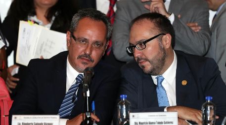 Salgado (izq) sigue en funciones y trabajando normalmente como lo ha hecho desde el momento en que se le trato de imputar su nexo con la delincuencia organizada. SUN / ARCHIVO