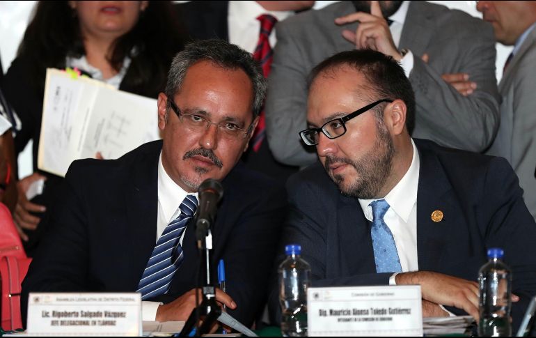 Salgado (izq) sigue en funciones y trabajando normalmente como lo ha hecho desde el momento en que se le trato de imputar su nexo con la delincuencia organizada. SUN / ARCHIVO