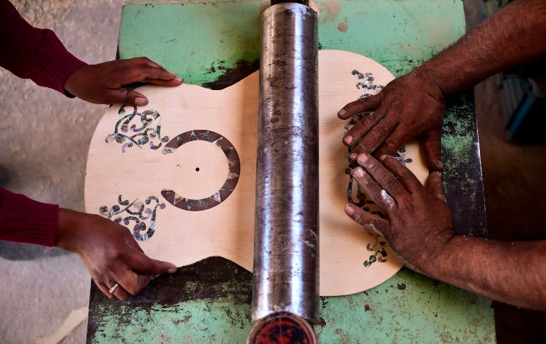 Las incrustaciones de nácar le dan un toque característico.