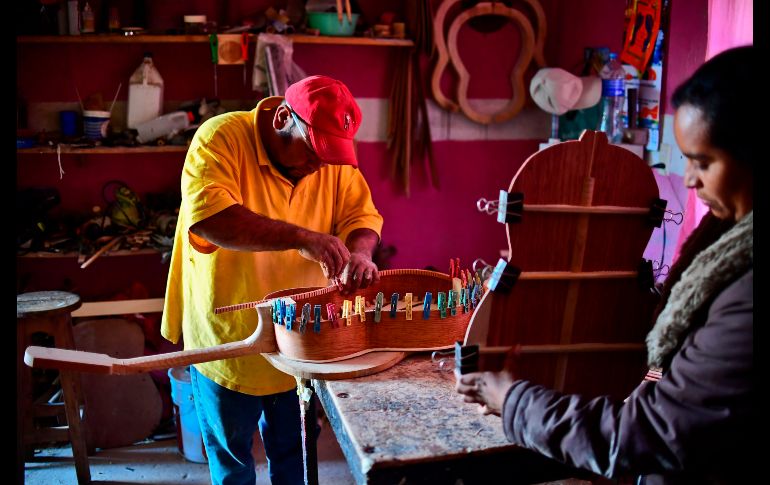 Salvador Meza y su esposa trabajan en la elaboración de guitarras como las de la película animada.