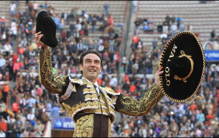 El valenciano Enrique Ponce, junto a  los nacionales Arturo Macías y Juan Pablo Sánchez deleitarán con un encierro de seis bureles de Los Encinos. EFE/ARCHIVO