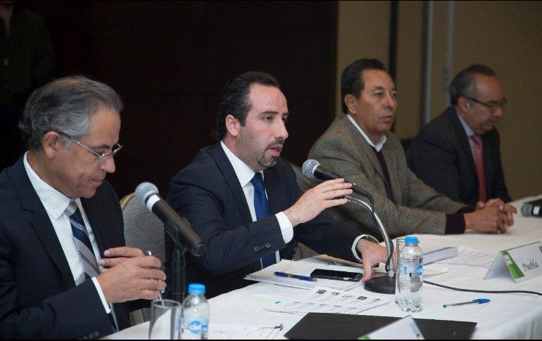 Riestra Piña (segundo izq) es el primer presidente de la AMSDA que no proviene del norte u occidente del país. TWITTER / @RodrigoRiestraP