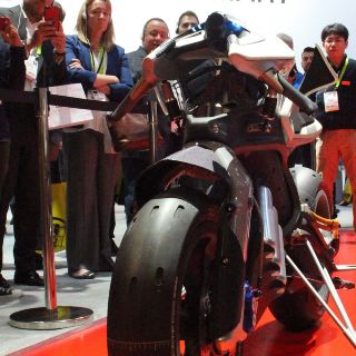 Presentan en CES una moto que rueda sin el conductor