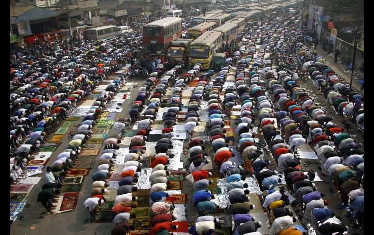 Habitantes rezan en Tongi, Bangladesh, en el comienzo de 