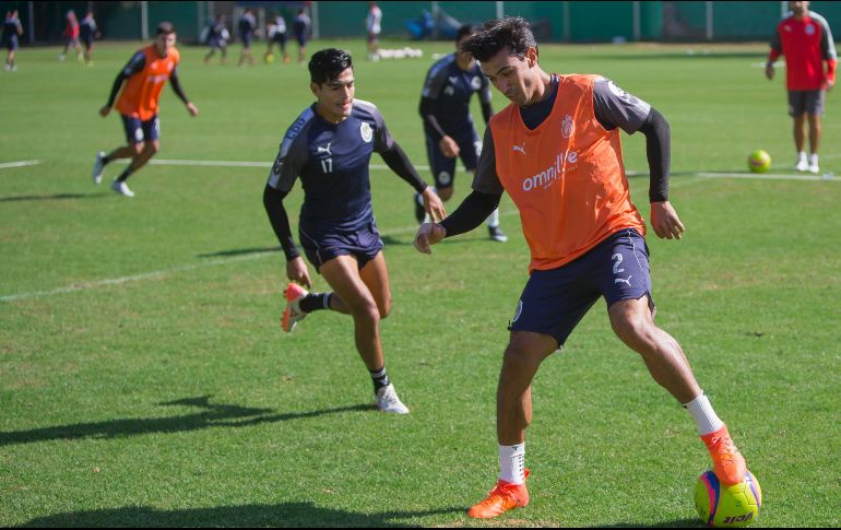 El técnico Matías Almeyda afirma que Alanís (D) deberá luchar pr un lugar con Hedgardo Marín, a quien considera titular en la zaga. MEXSPORT/ARCHIVO