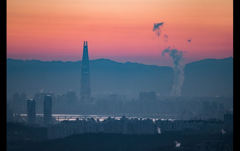 Vista de la icónica torre Lotte y un panorama de Seúl, Corea del Sur, antes de la salida del Sol. AFP/E. Jones