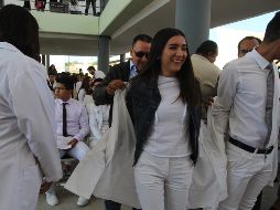 Este viernes cien nuevos alumnos de la carrera de medicina recibieron su primera bata blanca de parte de sus padres. EL INFORMADOR/G. Gallo