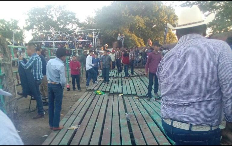 La estructura metálica al parecer se deslizó provocando la caída de las personas. ESPECIAL/