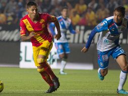 Ruidíaz (derecha) conduce el balón bajo la marca de Alfonso Zamora.EFE/L. Granados