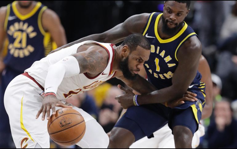 Lance Stephenson (der.) estuvo pegado a LeBron James, que no pudo retener la ventaja de los Cavaliers. AP/D. Cummings