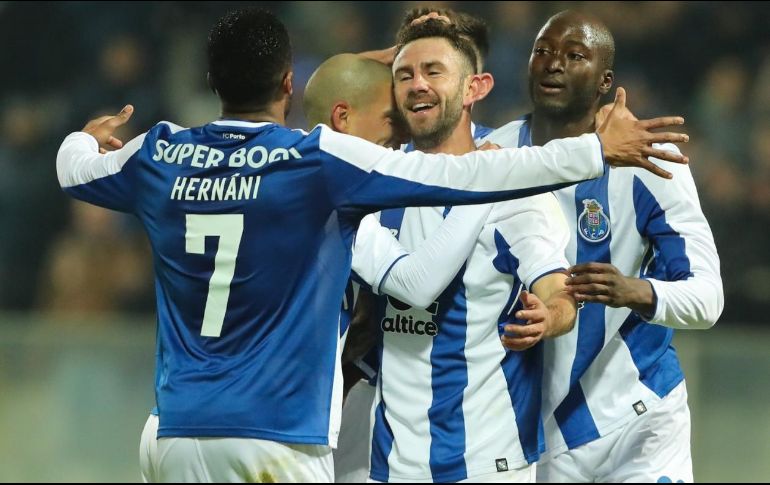 Miguel Layún (centro) anotó un gol el pasado jueves ante Moreirense en la Copa de Portugal. TWITTER/@fcport